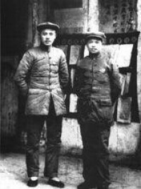 1937年，傅秋濤與湘鄂贛省委書記塗正坤(左)在平江嘉義