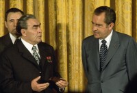 勃列日涅夫（左二）與美國總統尼克松（右）