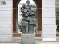 拉爾戈·卡瓦列羅紀念像