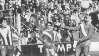 1976年15歲馬拉多納首次亮相阿甲頂級聯賽