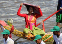 送水節的龍舟大賽上柬埔寨少女表演傳統舞蹈