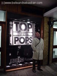 Stuart站在BBC&amp;#39;Top of Pops&amp;#39;錄製室前