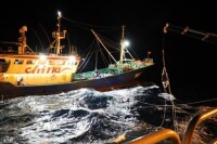 正在解救中國遇難貨船的海保船隻