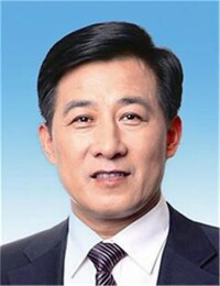 泰興市濟川葯業集團董事長曹龍祥