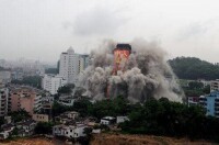 山頂花園在雨中爆破成功