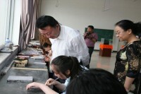 教導學生做賀蘭硯