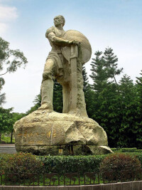寸金橋公園的湛江人民抗法鬥爭英雄雕塑