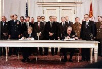 勃列日涅夫（右）與美國總統卡特簽訂條約