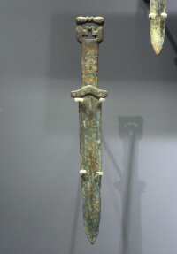 圖為福建建甌市出土的春秋戰國時期青銅短劍