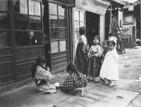 1910年，日本兒童和朝鮮兒童在朝鮮的街道上