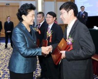 劉延東向獲獎科學家表示祝賀