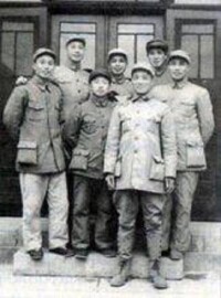 1949年，彭紹輝（左三）在太原前線