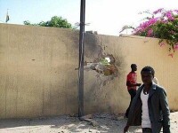 尼日總統府附近建築圍牆被炮火擊穿。