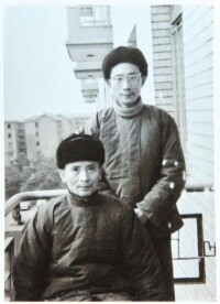 劉協和（后）和精神病學專家劉昌永教授合影