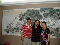 畫家李牧(中)與上海收藏家在一起。