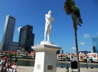 萊佛士塑像在新加坡河邊，這是他登陸的地點