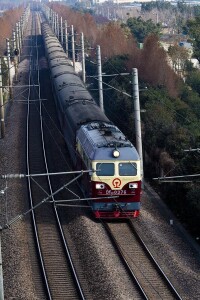 東風4D型0376號機車在滬寧線上牽引客車