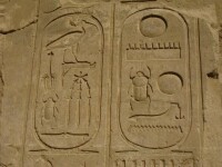 埃及卡耐克神廟的蜣螂崇拜雕刻