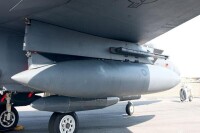 F-16戰機的兩具副油箱是掛在機翼下方