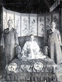 尹大妃與父親尹澤榮（右）、伯父尹德榮