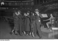 1927年柏林一群正在跳舞的人