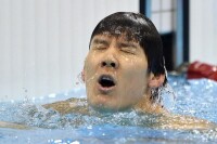 朴泰桓在泳池中