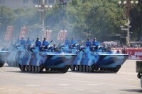 參加國慶60周年閱兵的ZBD-05兩棲步兵戰車