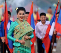 身著傳統服裝的寮國人參加紀念法昂王遊行