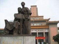 廣州圖書館前許廣平與魯迅的雕塑