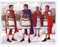 禁衛軍指揮官（左一）向圖拉真皇帝彙報戰況