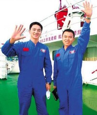 蛟龍號潛航員付文韜（左）、唐嘉陵