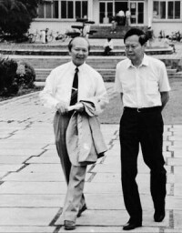 1993年穀超豪與楊振寧在中國科大校園