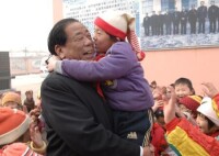王樂義懷抱孩童