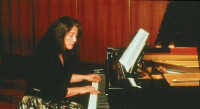 馬爾塔·阿格里齊彈鋼琴