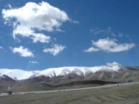 白雲下的青藏鐵路