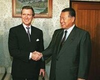 2000年在首相官邸與美國國防部長科恩握手