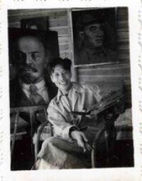 1949年在香港輝廬木屋繪製列寧肖像的陽太陽