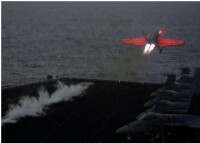 美國海軍的F/A-18從現役航母的蒸汽彈射器上彈射起飛