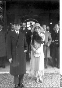 1930年訪問英國的高松宮和妻子喜久子