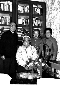 1990年，羅洪、朱雯、蕭斌如給巴金祝壽