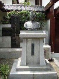 在日本東京蓮光寺中的鮑斯塑像