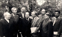 1954年時的西蒙諾夫（左二）