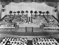 1956年，毛澤東在八大上致開幕辭