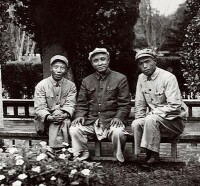 1950年，鄧子恢與肖律、曾一凡在武漢合影