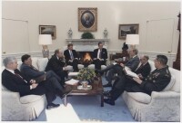 蓋茨（左一）參加海灣戰爭的討論會議