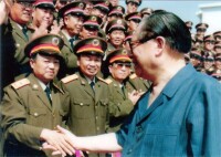 周美華將軍與江澤民主席握手