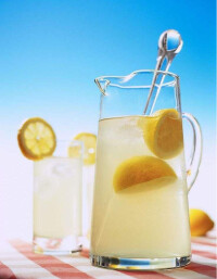 檸檬鹽水比一般的水渾濁