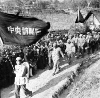 1950年7月，中央民族訪問團西南訪問團赴西南地區訪問。圖為訪問團在途中受到各族人民熱烈歡迎