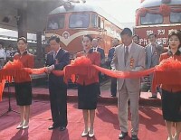 鐵道部副部長孫永福與上海市副市長夏克強為滬九直通車剪綵
