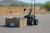 美國Marcbot-4排爆機器人在檢查路邊炸彈
